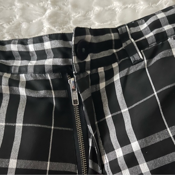 …Lost: black & white checkered shorts. Size (30). - Picture 6 of 7